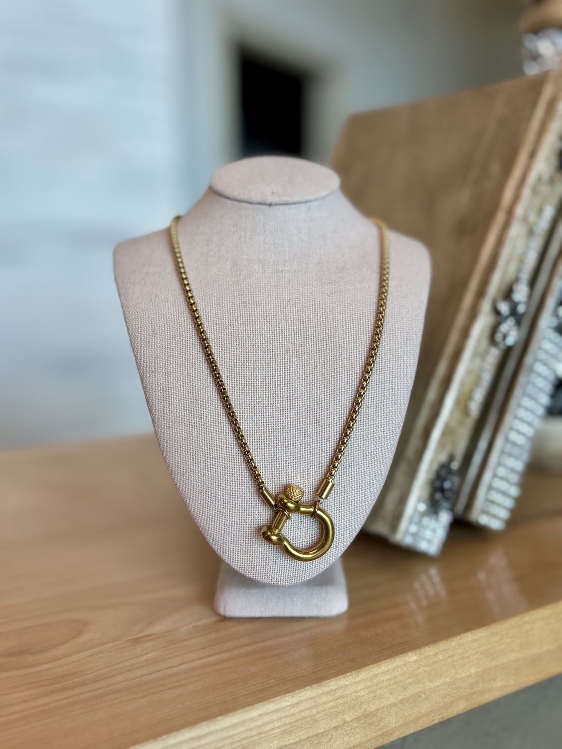 GLD 18’ BOX CHN W/HORSESHOE CLSP