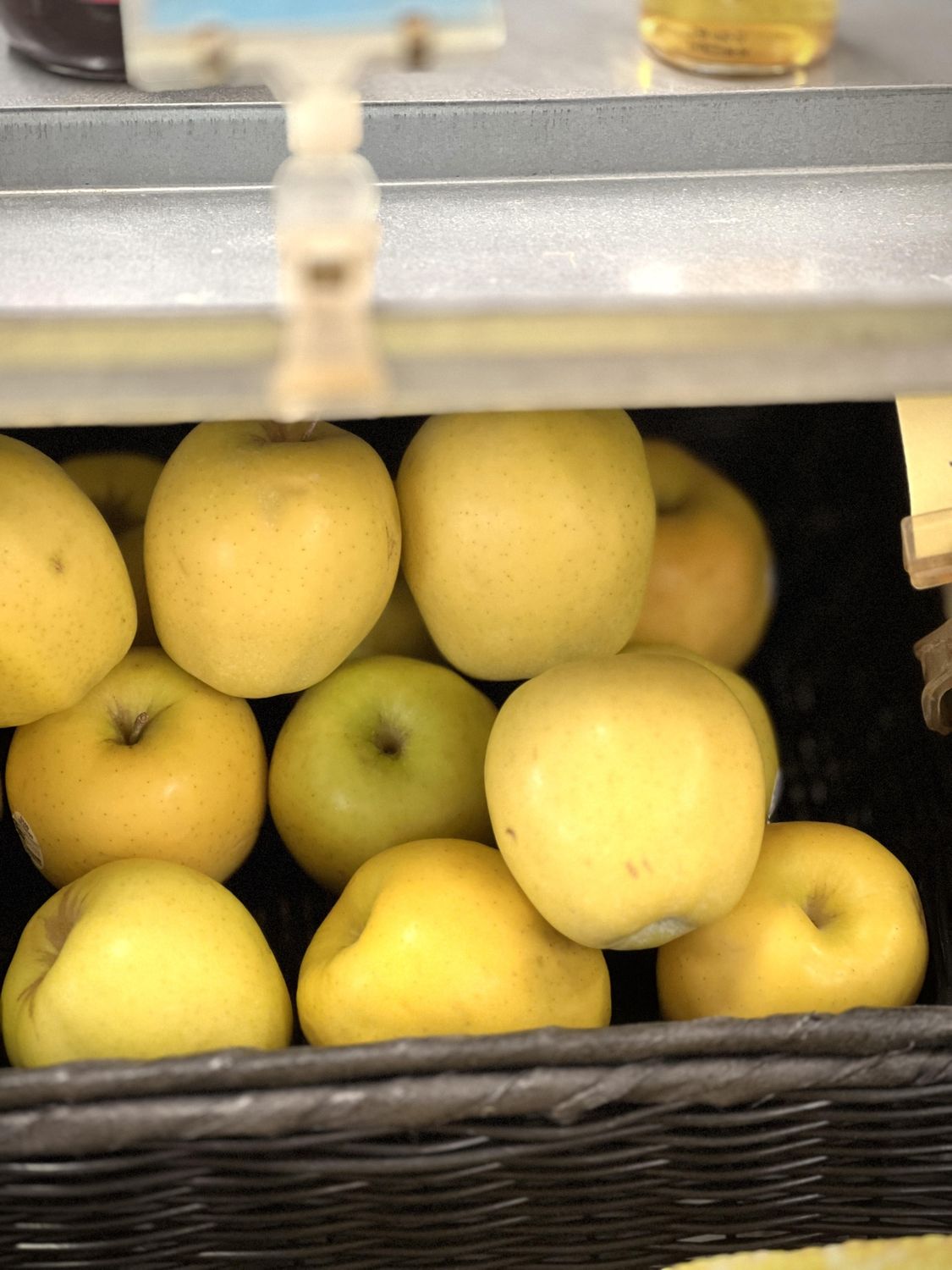 Apples, Amount: Per LB, Type: Golden Delicious Apples