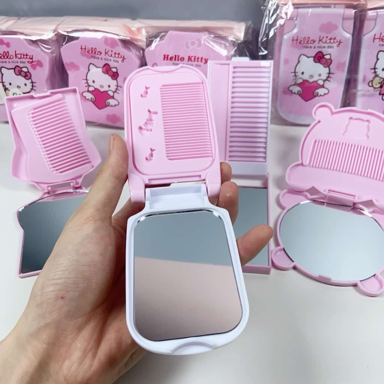 Peineta más espejo sanrio