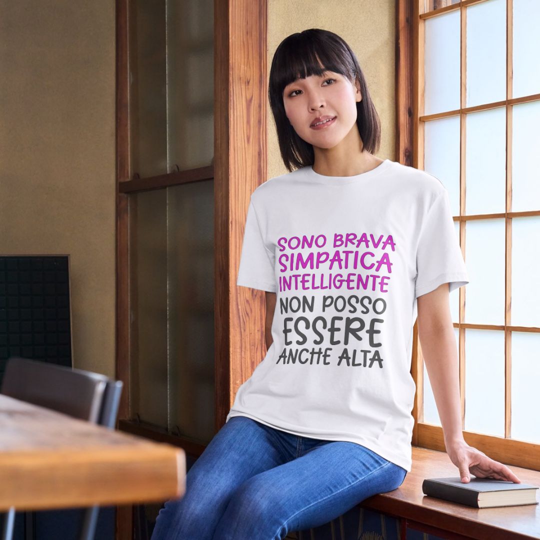 Maglietta &quot;SONO BRAVA SIMPATICA INTELLIGENTE, NON POSSO ESSERE ANCHE ALTA&quot;