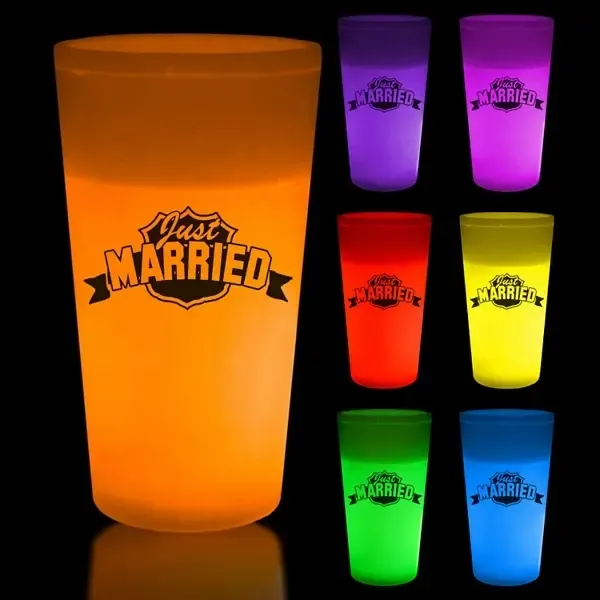 Vasos de plástico que brillan en la oscuridad