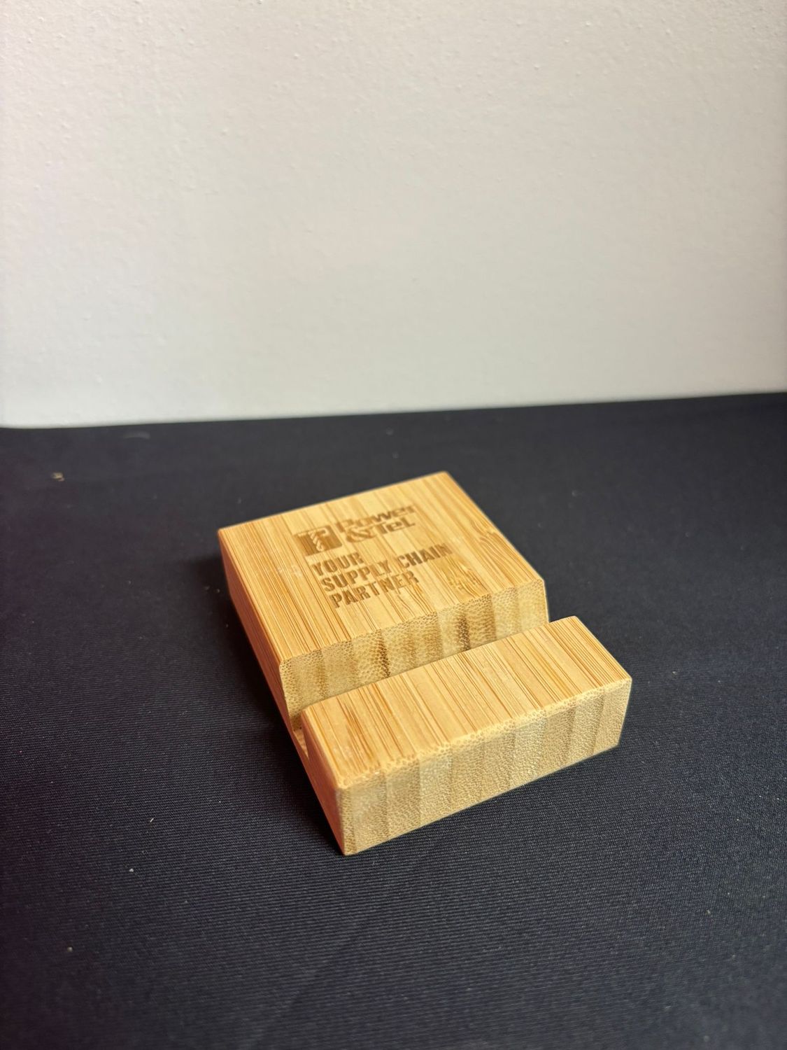 Soporte para celular en madera natural
