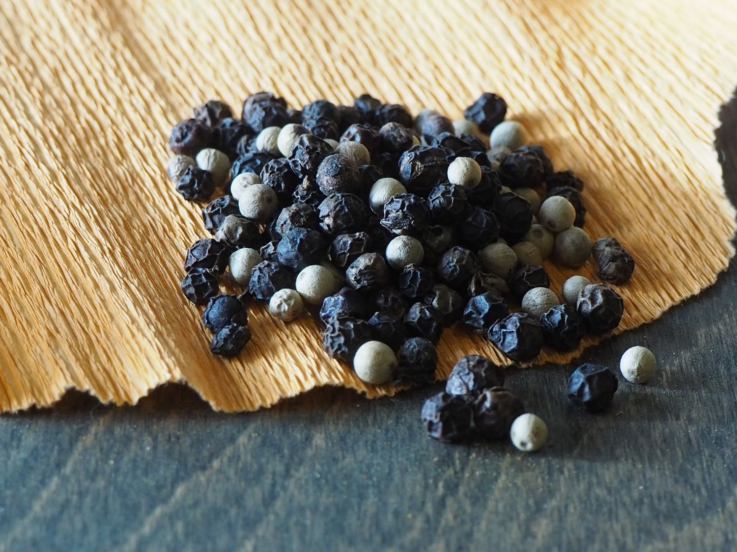Mignonette ( Black &amp; White) Peppercorn Blend