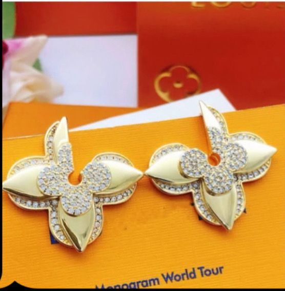GOLD MONOGRAM L EARRINGS