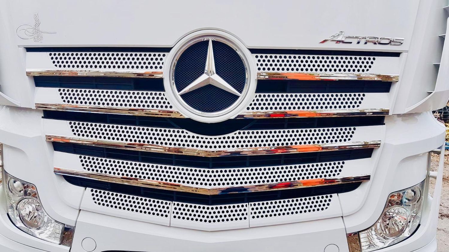 Mercedes Actros Mp4 nakładki na grill tłoczone INOX