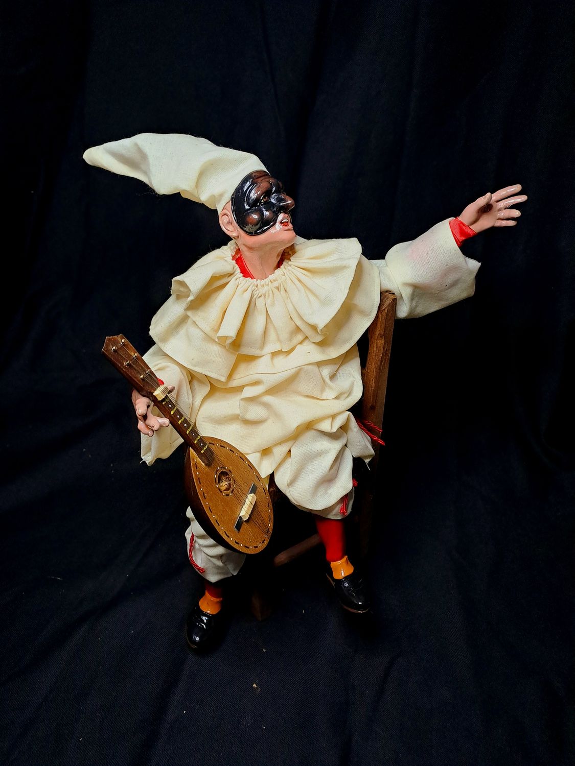 Pulcinella su sedia e mandolino statuetta pastore 32 cm