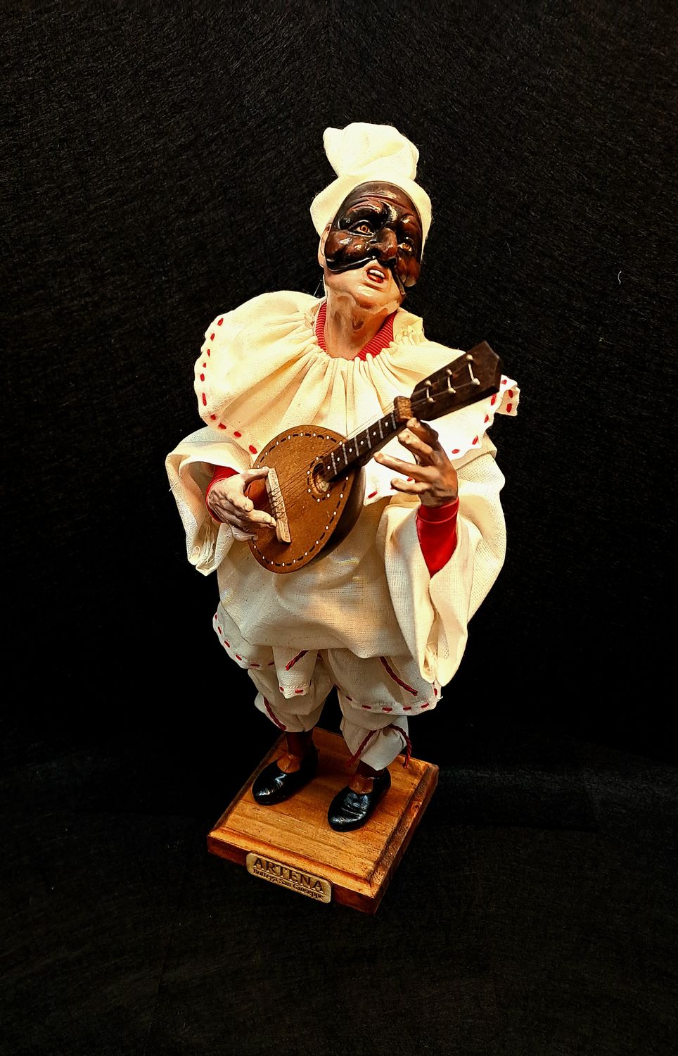 Pulcinella in terracotta con mandolino statuetta 32 cm