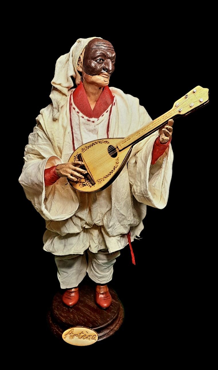 Pulcinella statuetta in terracotta con mandolino 30 cm