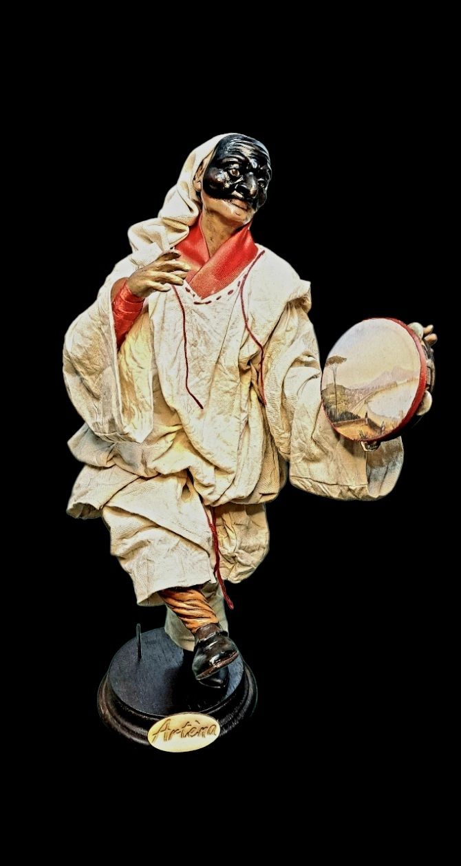 Pulcinella con tamburella statuetta in terracotta 30 cm