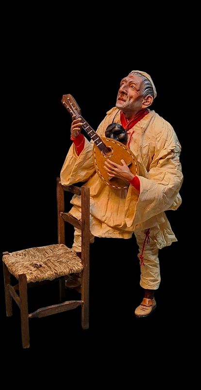 Pulcinella with mandolin and chair measures 35 cm