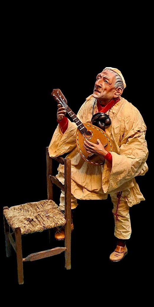 Pulcinella con mandolino e sedia mis. 35 cm