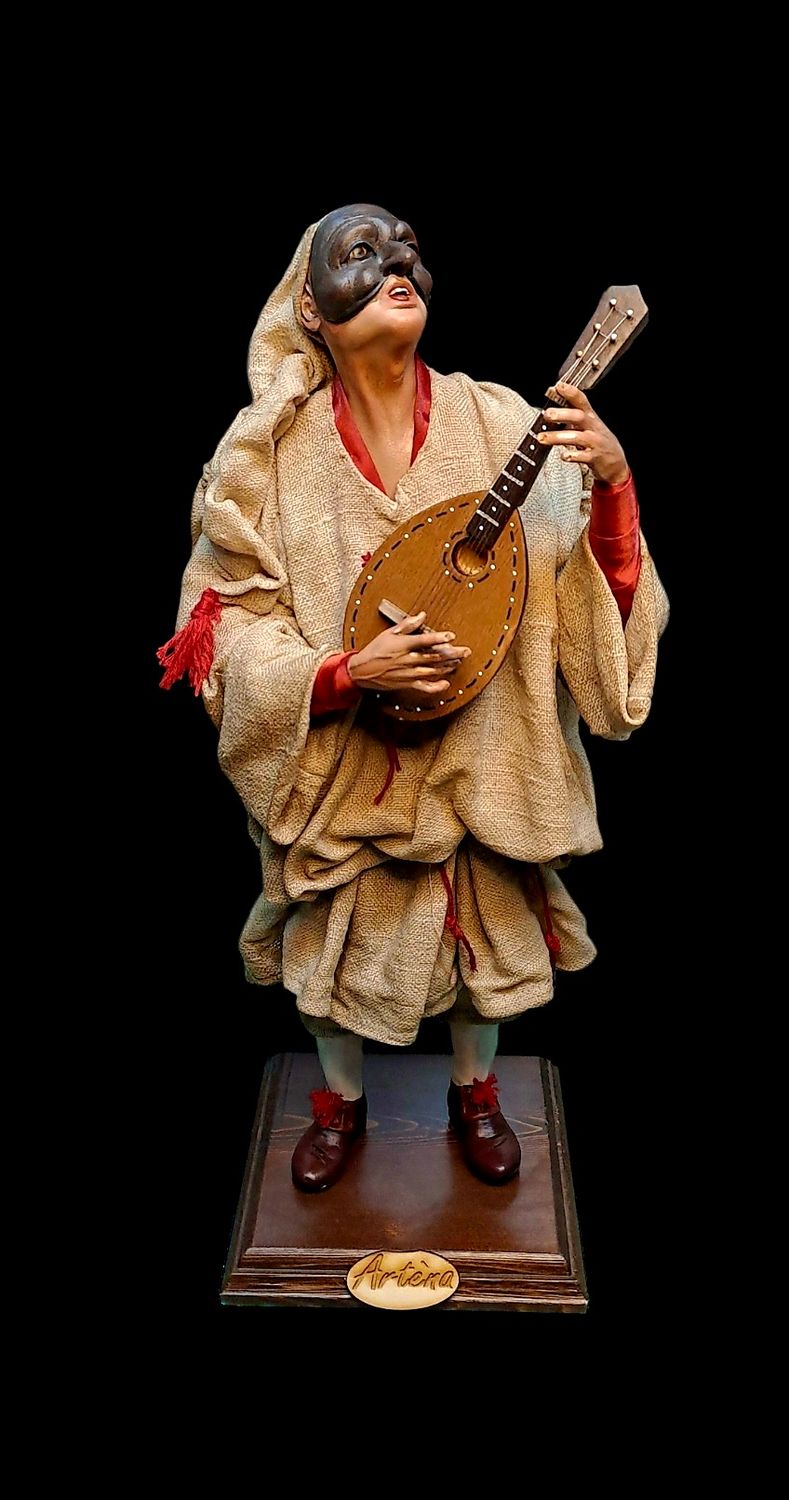 Pulcinella con mandolino e sedia mis. 35 cm