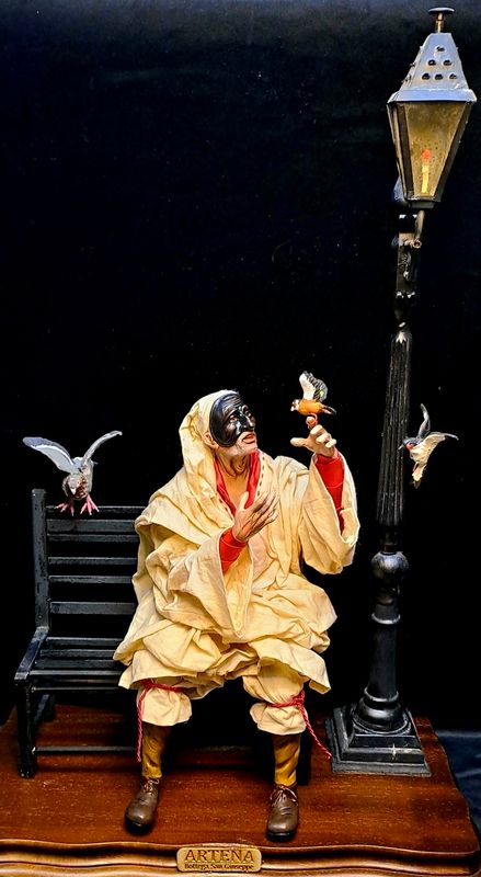 Pulcinella on a bench measures 32 cm