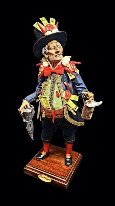 El amuleto de la suerte Sciò Sciò Gobbo mide 35 cm.