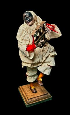 Estatuilla Pulcinella con Triccheballacche mide 22 cm