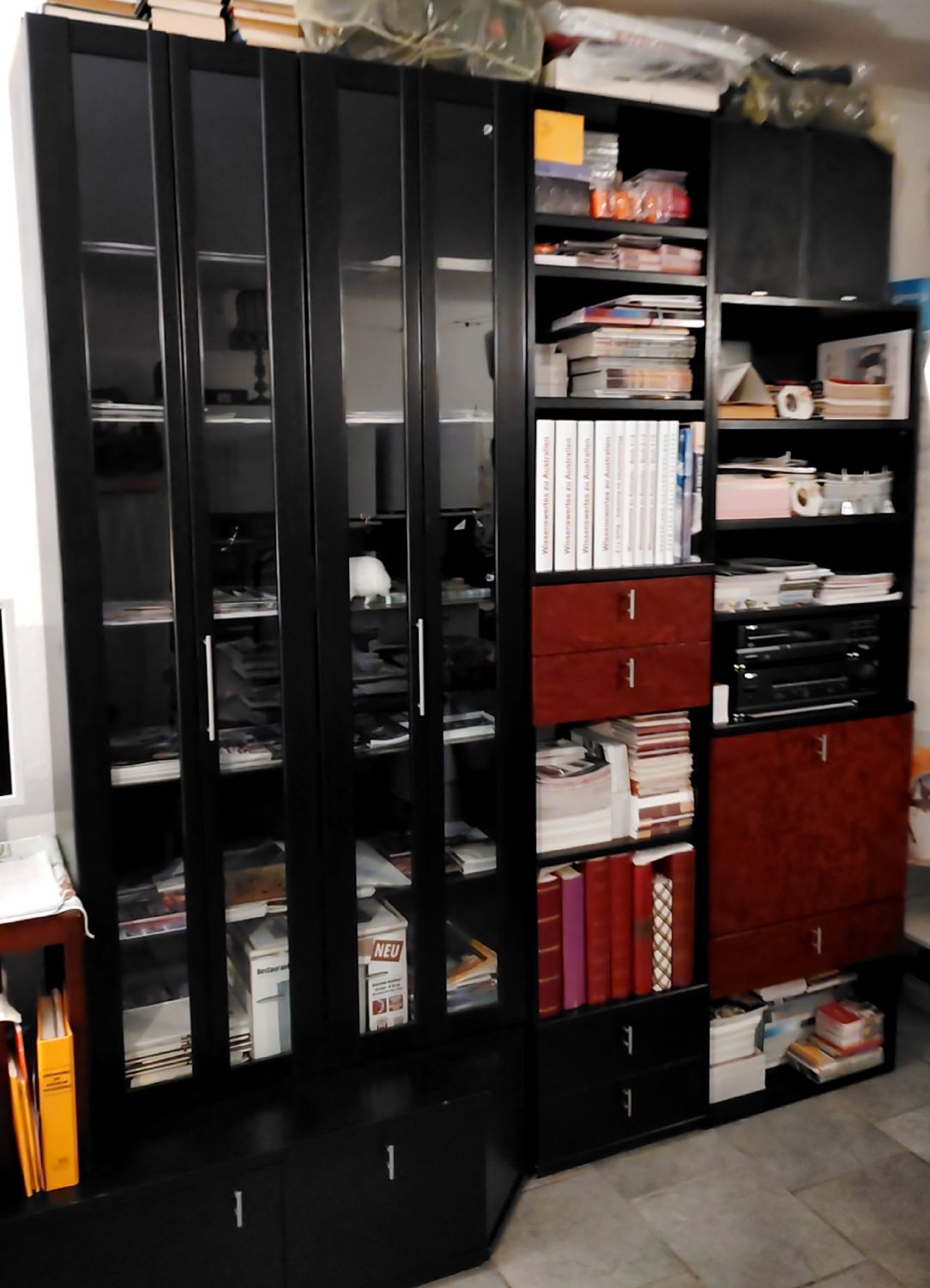 Stubenschrank massiv, schwarz-mahagoni - ohne Dekoration