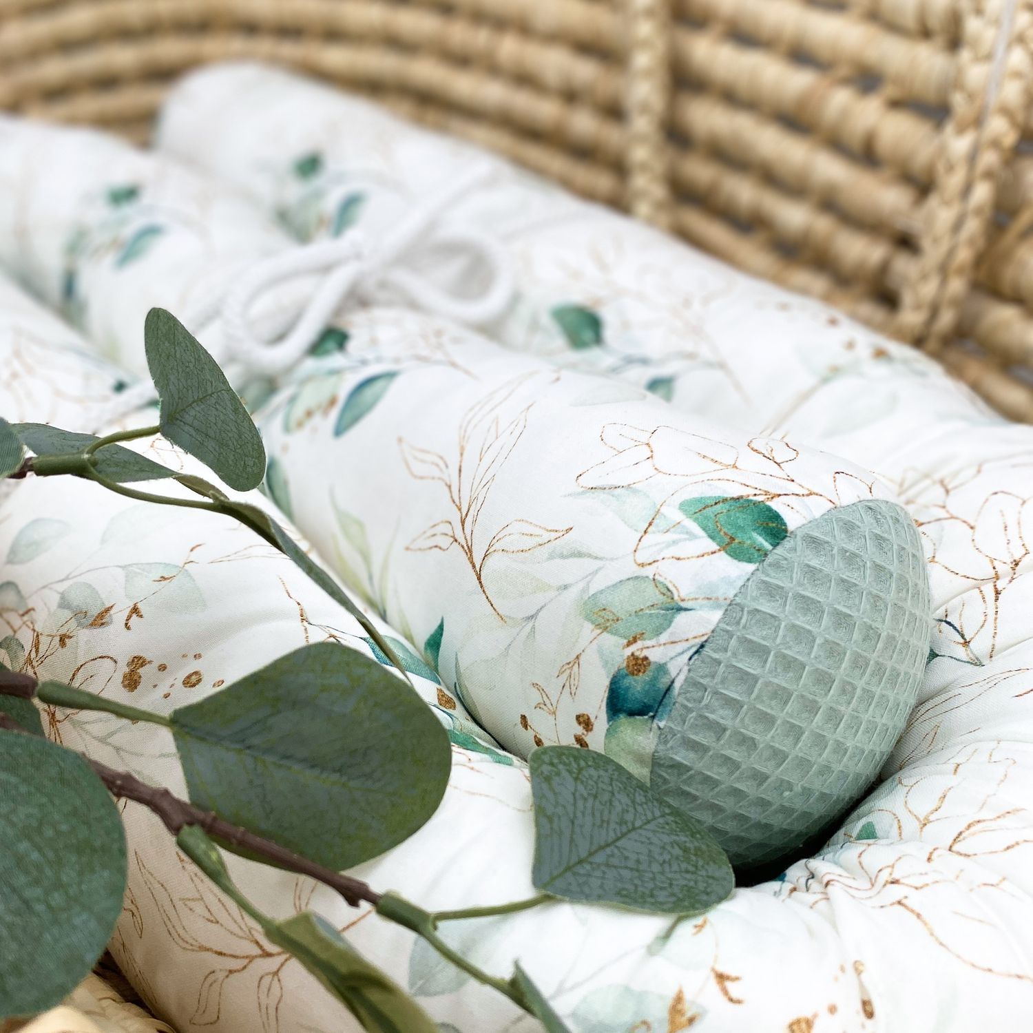 Bettschlange Baby - Nestchenschlange für Babybett und Wickeltisch - Golden Eukalyptus Mintgrün