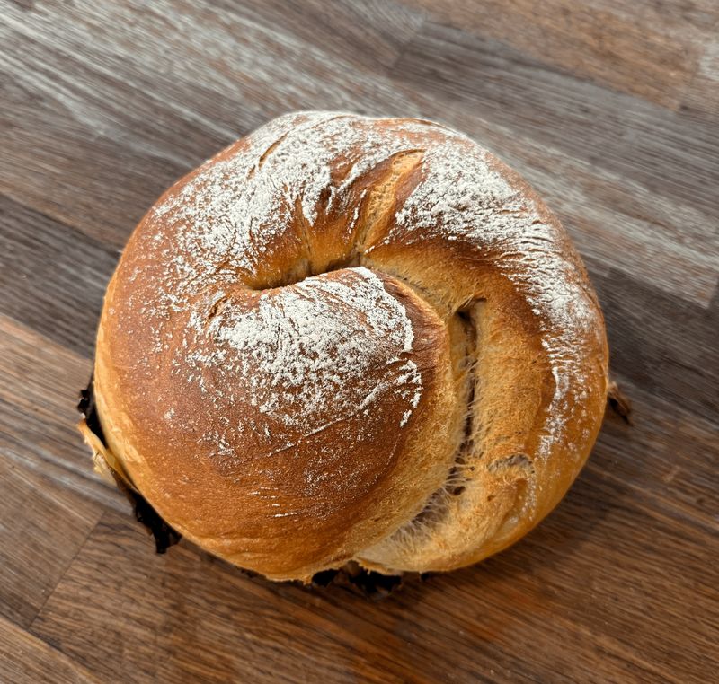 Chleb jogurtowy na liściu kapusty