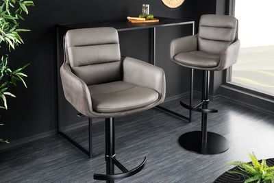 Tabouret de bar BIG GEORGE avec accoudoirs, revêtement en similicuir taupe, pivotant et réglable en hauteur - 44720