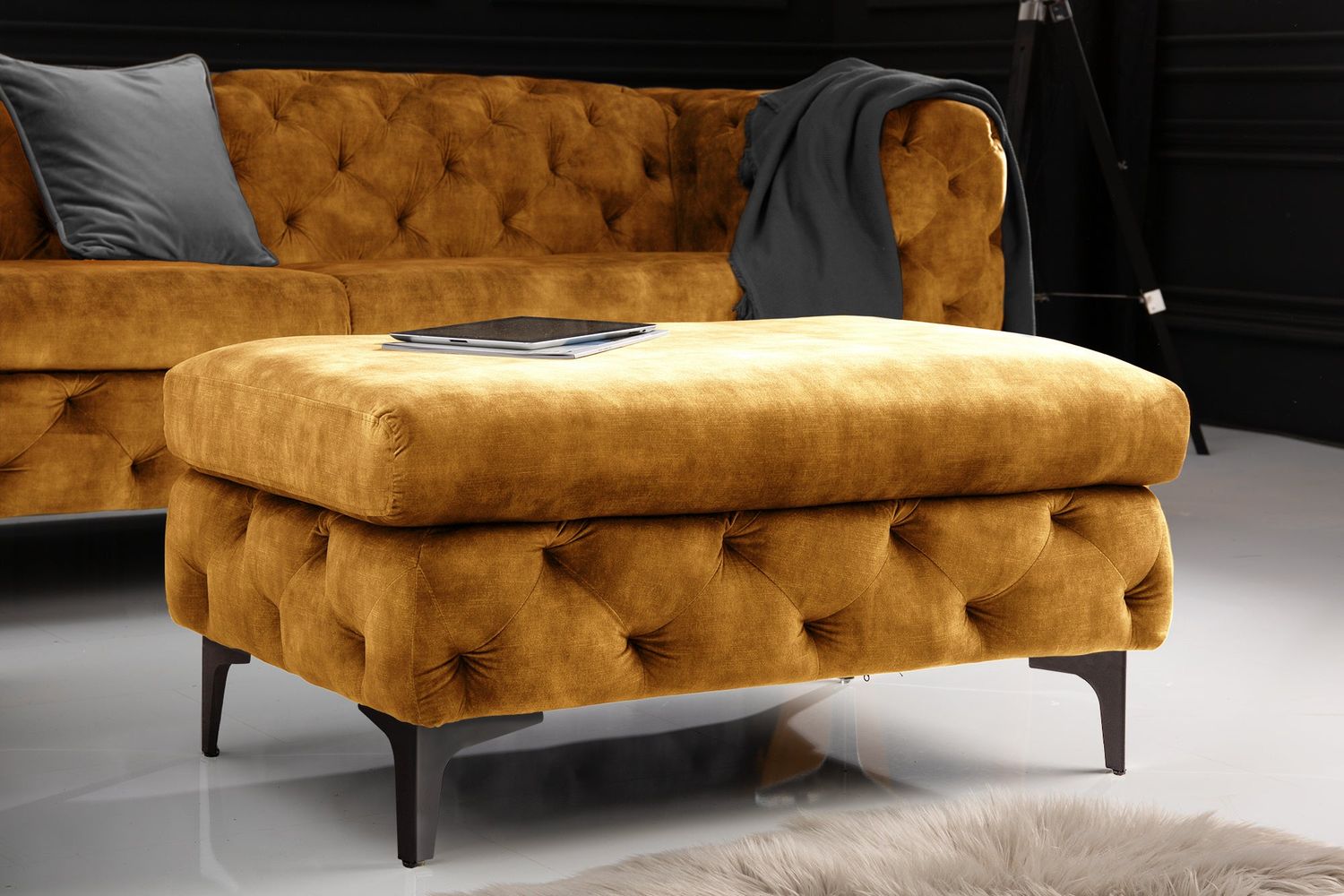Tabouret MODERN BAROCK 90 cm en velours jaune moutarde style Chesterfield - 44395