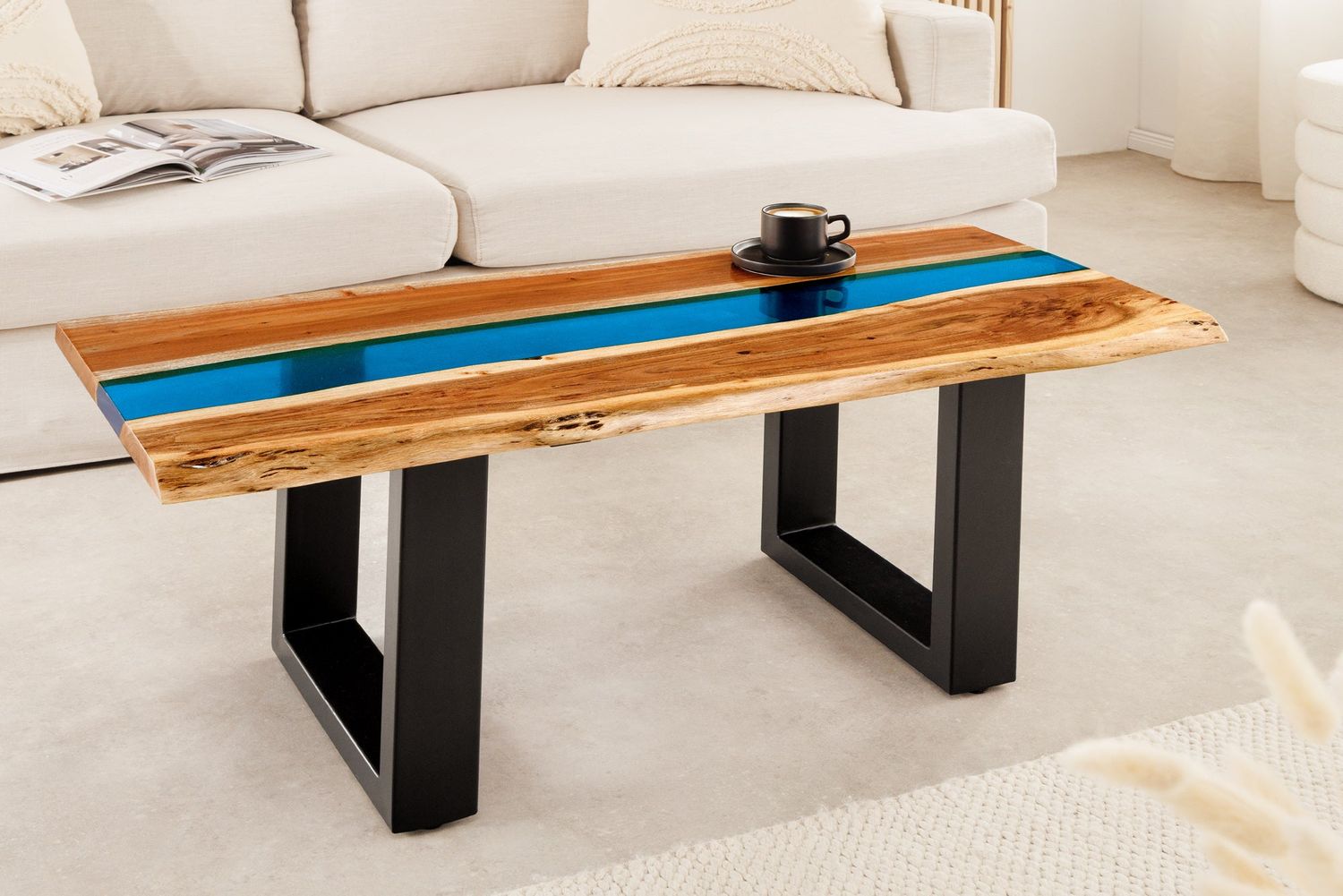Table basse LIQUID 110 cm en bois d'acacia avec bande époxy bleue - 45680