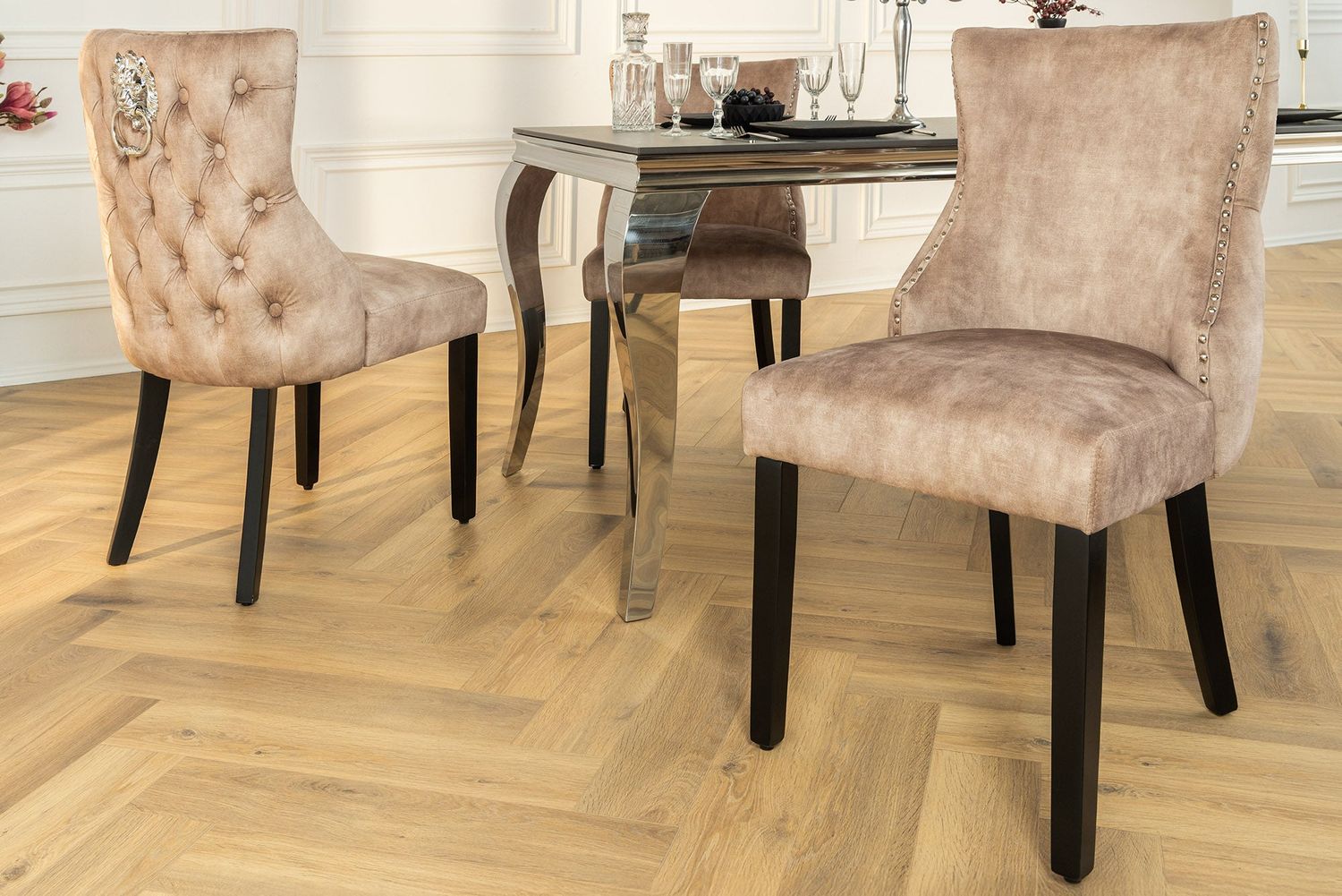 Fauteuil CASTLE DELUXE avec poignée tête de lion, revêtement en velours beige, pieds noirs, style Chesterfield - 45734