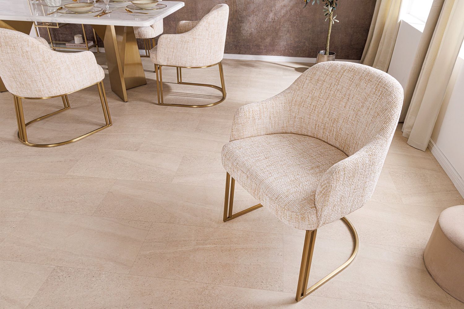 Fauteuil EXTRAVAGANCIA en tissu chenille beige avec accoudoirs et structure dorée champagne - 45927