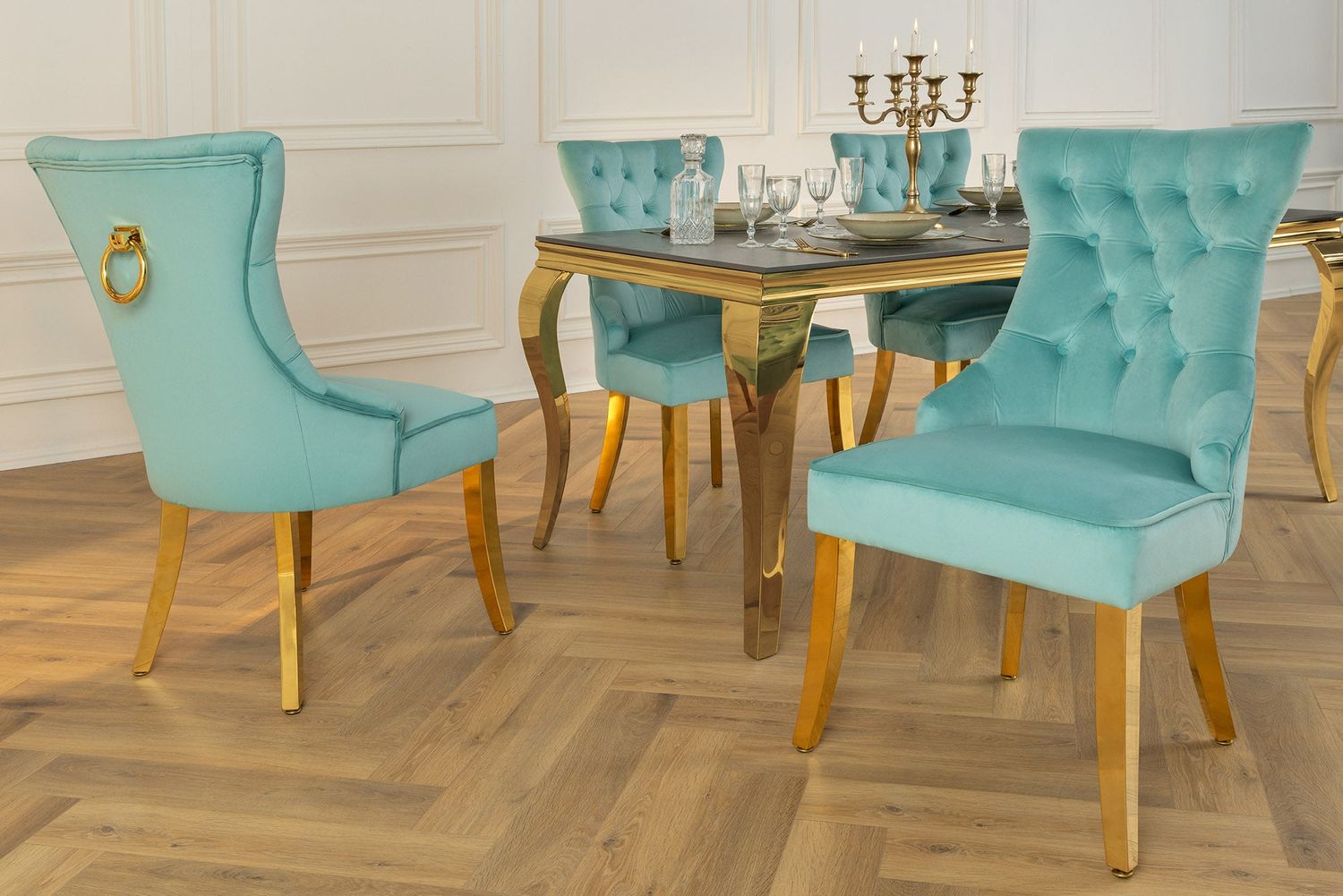 Fauteuil CASTLE avec poignée confort, revêtement en velours bleu, pieds dorés, style Chesterfield - 45844