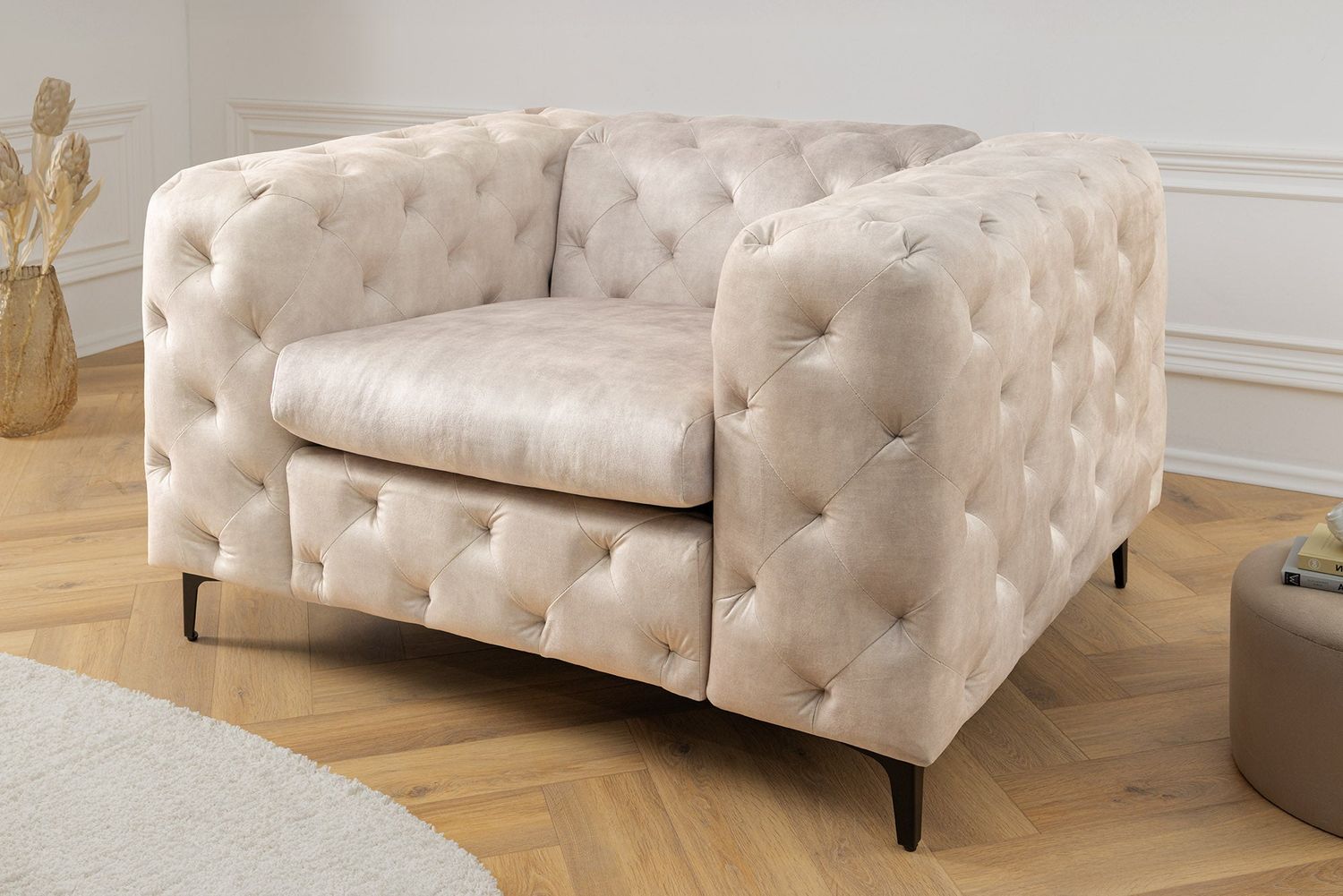 Fauteuil MODERN BAROCK 120 cm style Chesterfield, assise en velours beige champagne - 45985