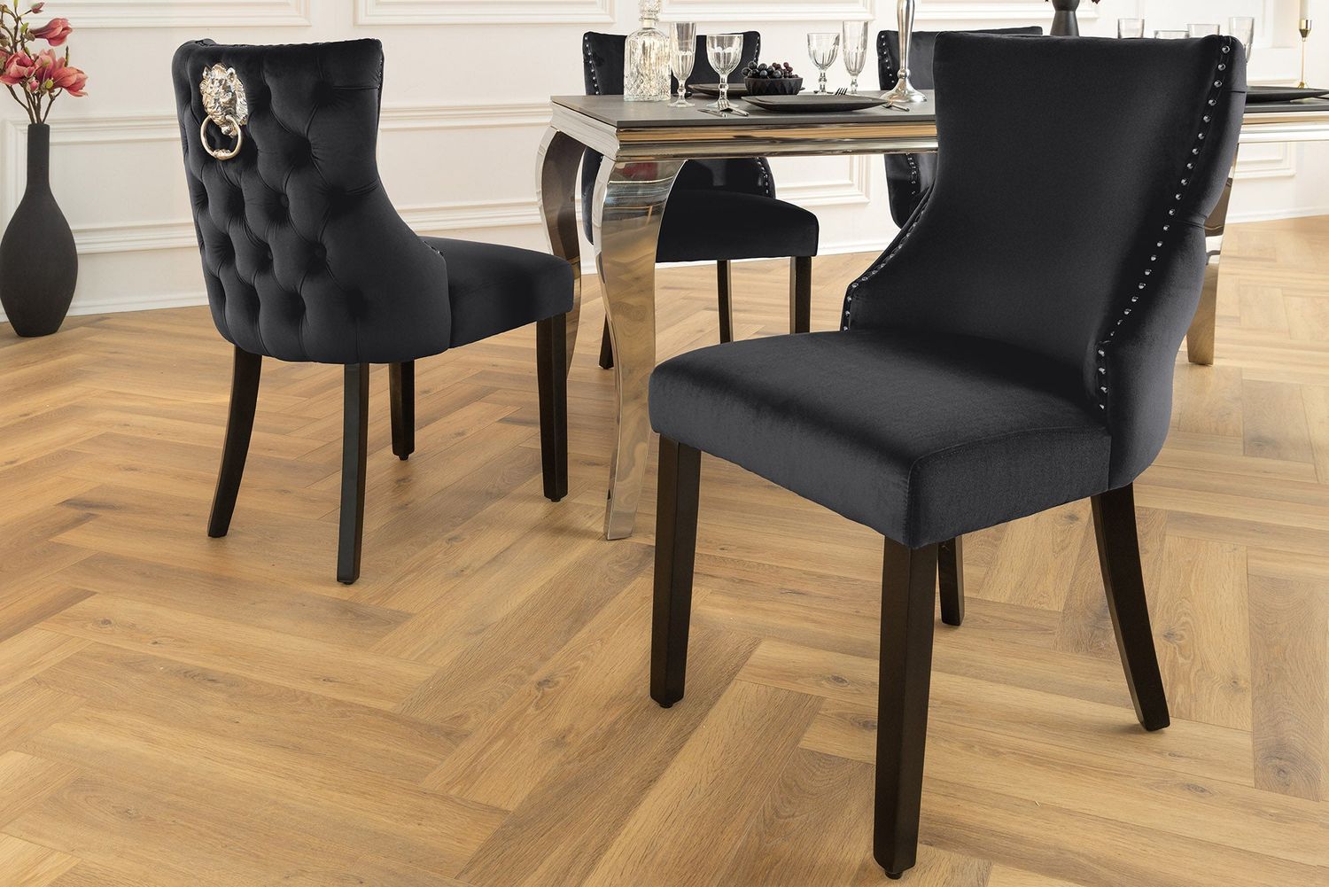 Fauteuil CASTLE DELUXE avec poignée tête de lion, revêtement en velours noir, pieds noirs, style Chesterfield - 45733