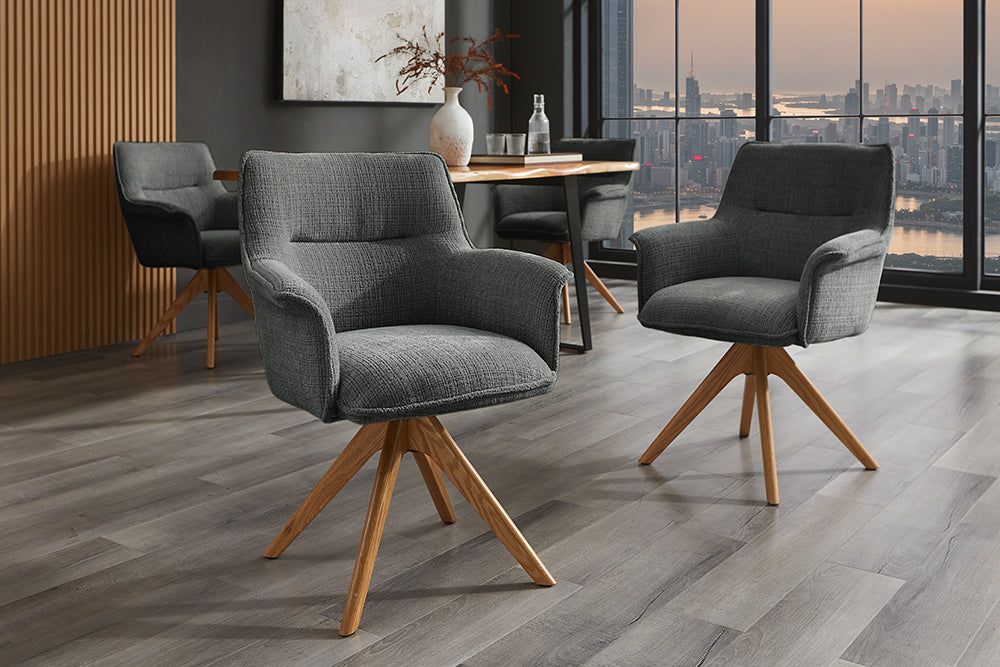 Fauteuil pivotant LE GRAND, rotation à 180°, revêtement en chenille grise, accoudoirs et pieds en chêne - 47476