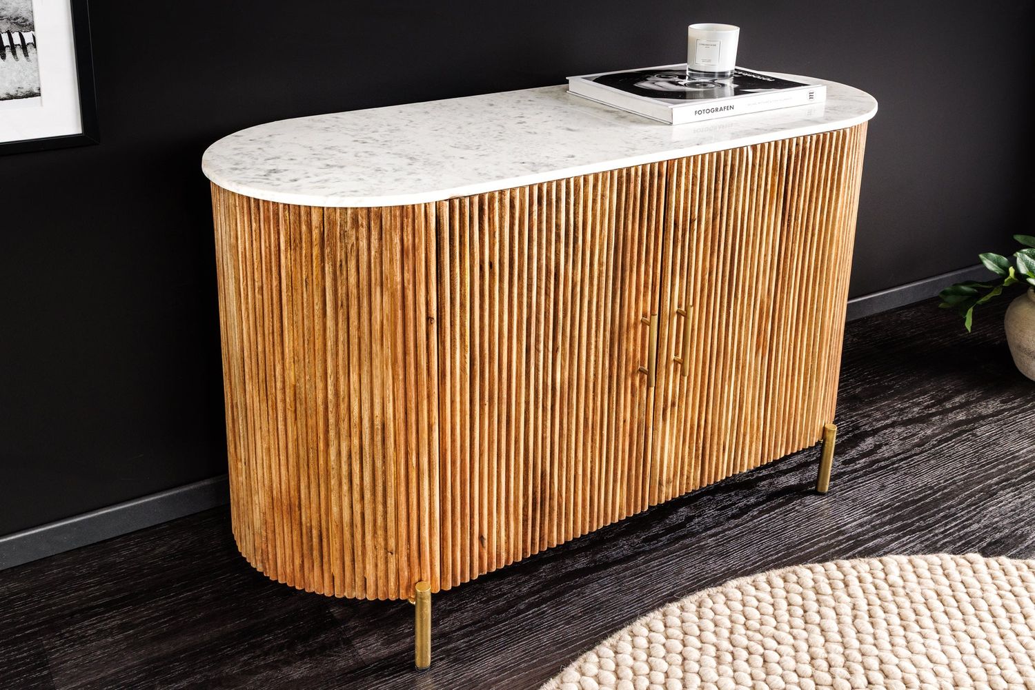 Buffet TRES CHIC 105 cm en bois de manguier naturel avec plateau en marbre blanc et poignées dorées - 45755