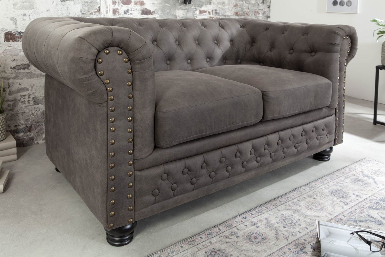 Canapé CHESTERFIELD 150cm 2 places en microfibre gris taupe vintage - 40518