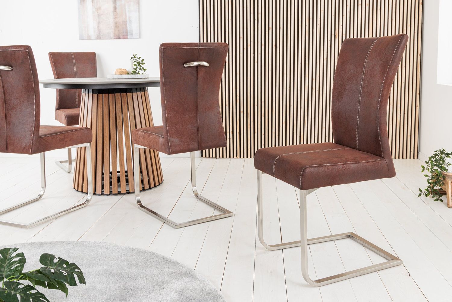 Chaise cantilever SAMSON avec poignée et structure argentées, revêtement en microfibre couleur café foncé - 35767