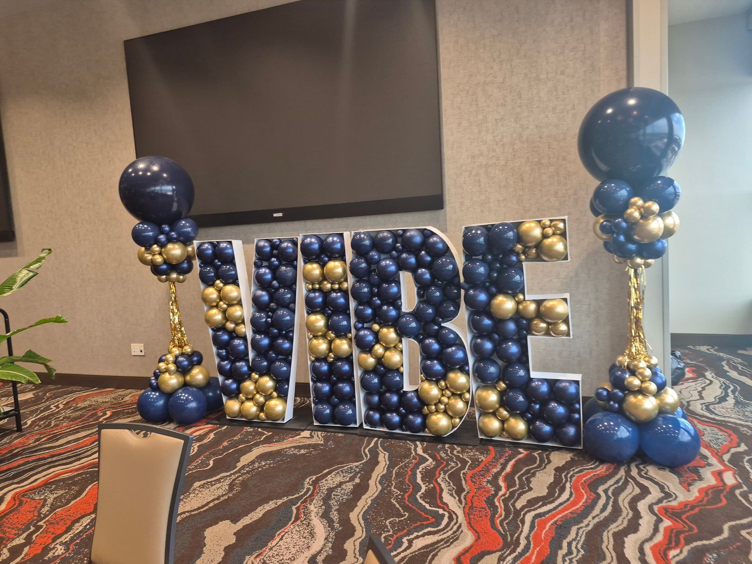 Four Balloon Mosaic Letters/Numbers & Two LUXE Columns