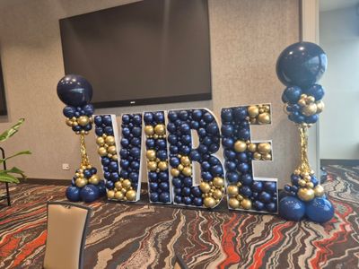 Four Balloon Mosaic Letters/Numbers & Two LUXE Columns