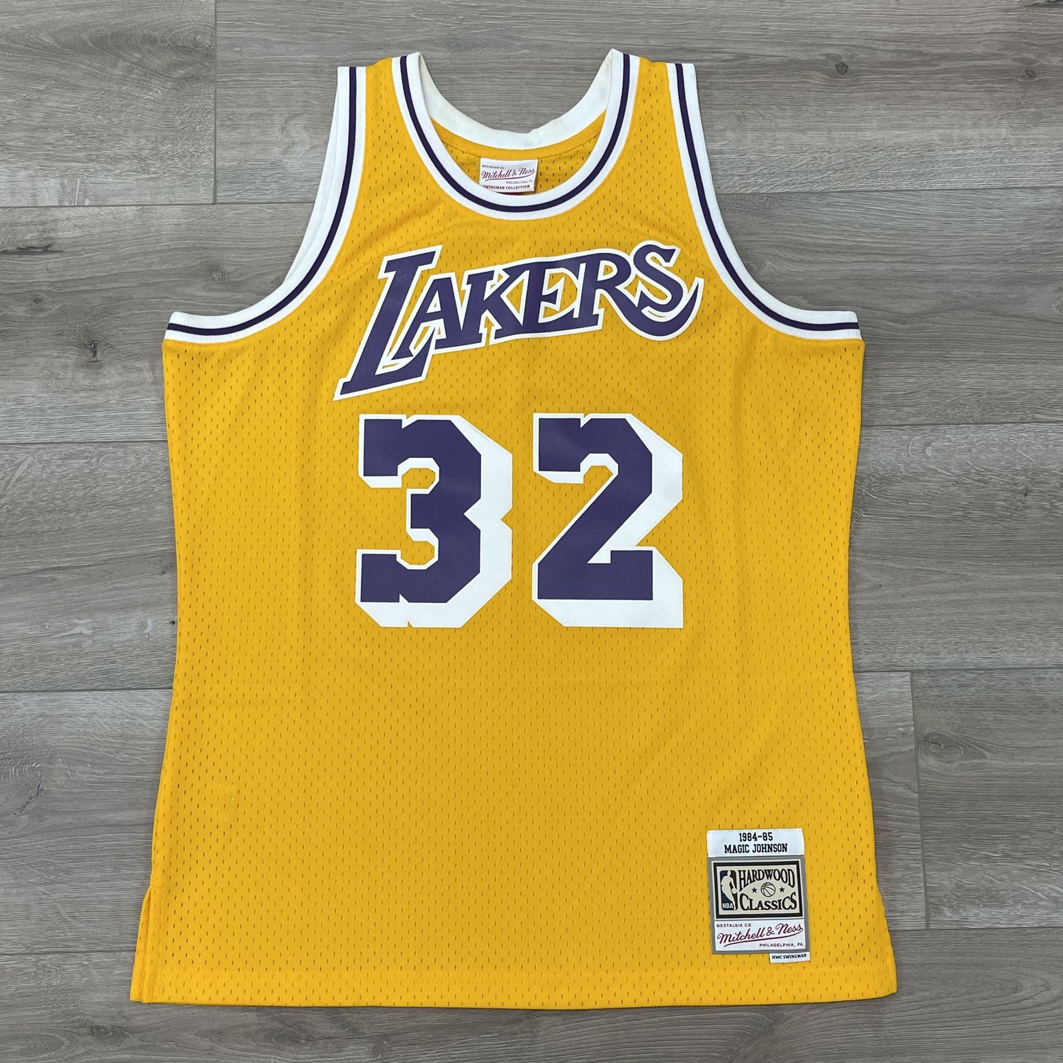 Mitchell &amp; Ness Men&#39;s Magic Johnson Los Angeles Lakers 1984-85 Swingman size Large Pre-Owned