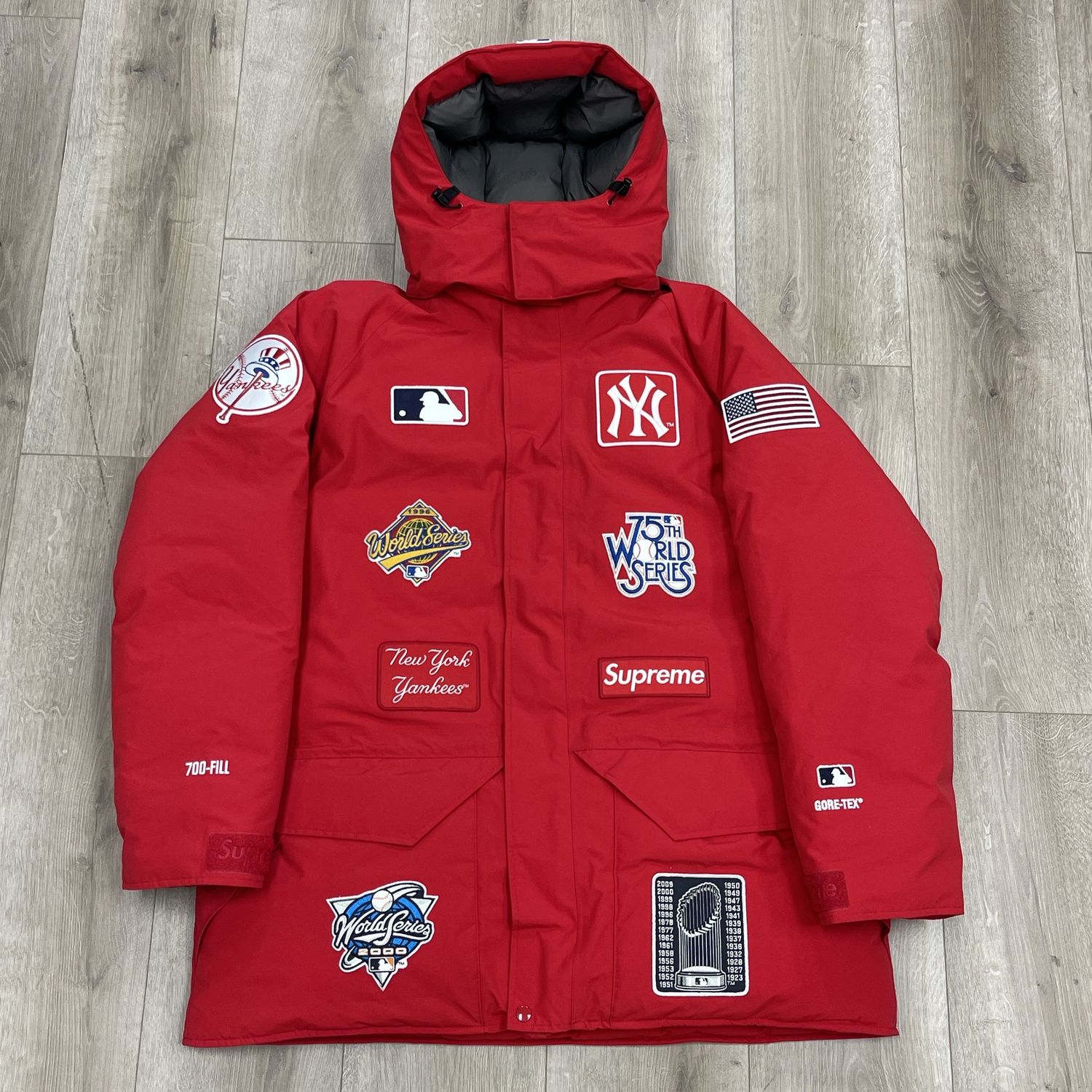 Supreme New York Yankees GORE-TEX 700-Fill Down Jacket Red size XL Pre-Owned