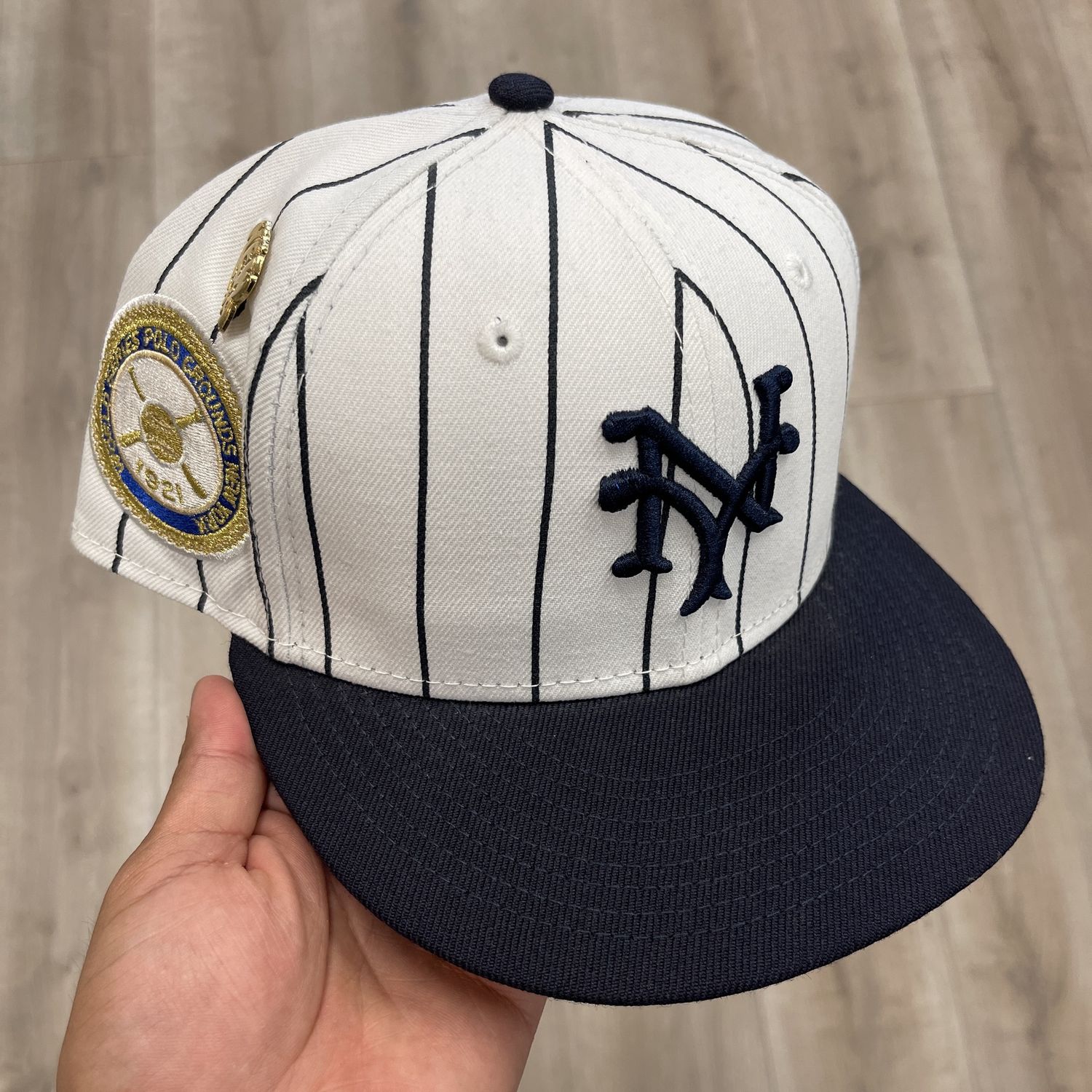 Fitted New York Mets Striped Hat • Pre-Owned