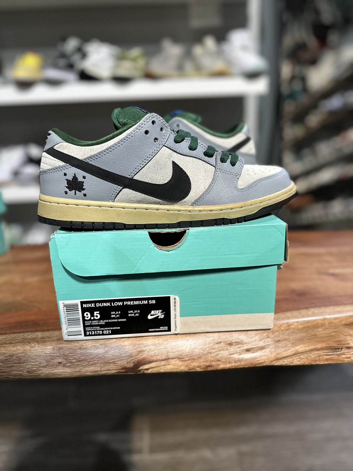 Nike SB Dunk Low Maple Leaf Central Park - Pre-Owned, Product Condition: Pre-Owned, Shoe Size: US M 9.5