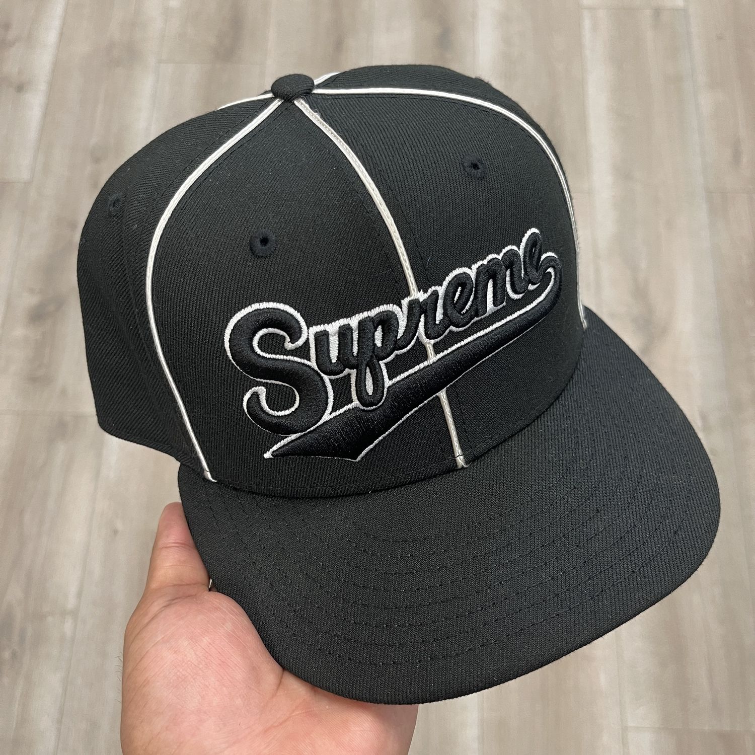 Fitted Supreme Logo Black Hat • Pre-Owned
