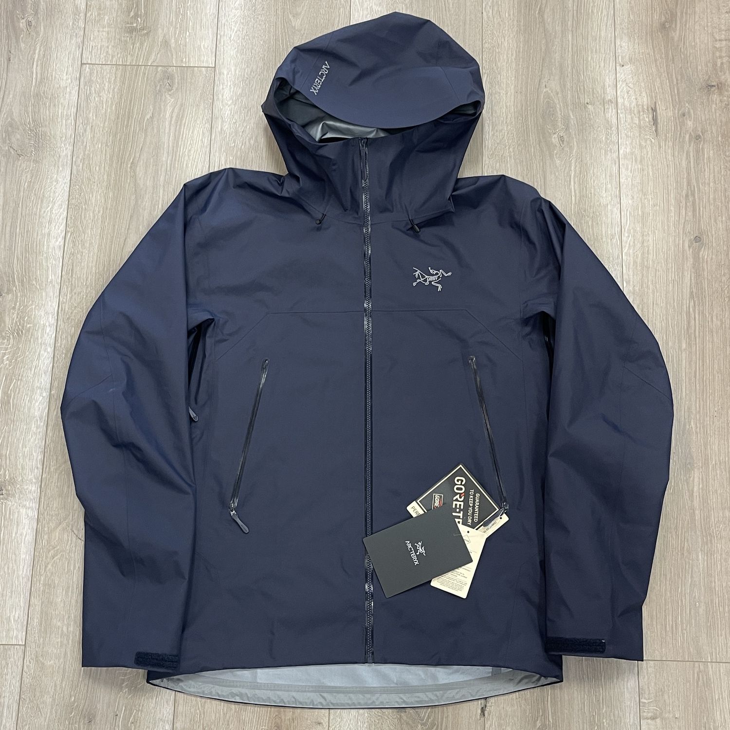 Arc&#39;teryx Beta SL Jacket Men&#39;s Black Sapphire S25 - New, Clothing Size: M, Product Condition: Brand New