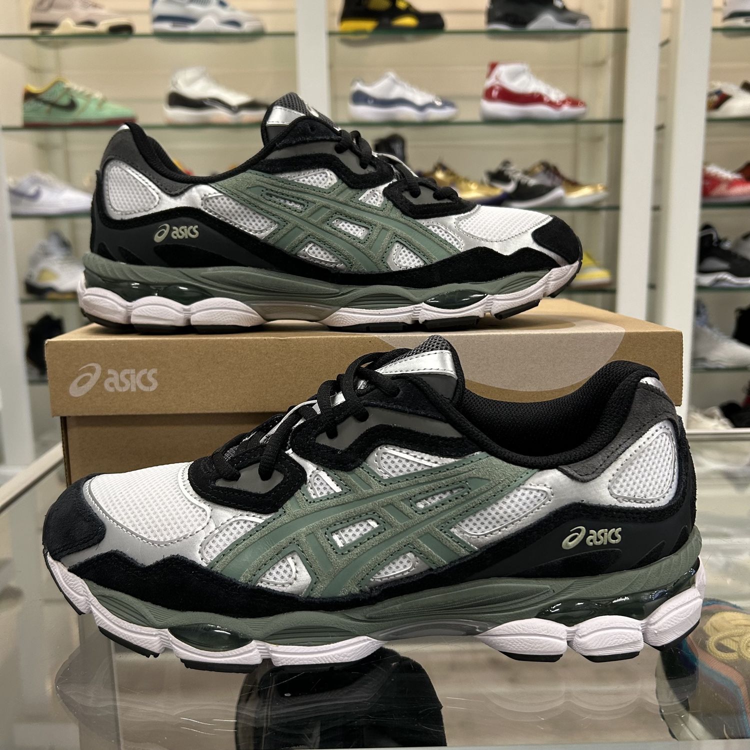 Gel NYC &#39;White Black Ivy&#39; - Pre-Owned, Product Condition: Pre-Owned, Shoe Size: US M 9.5