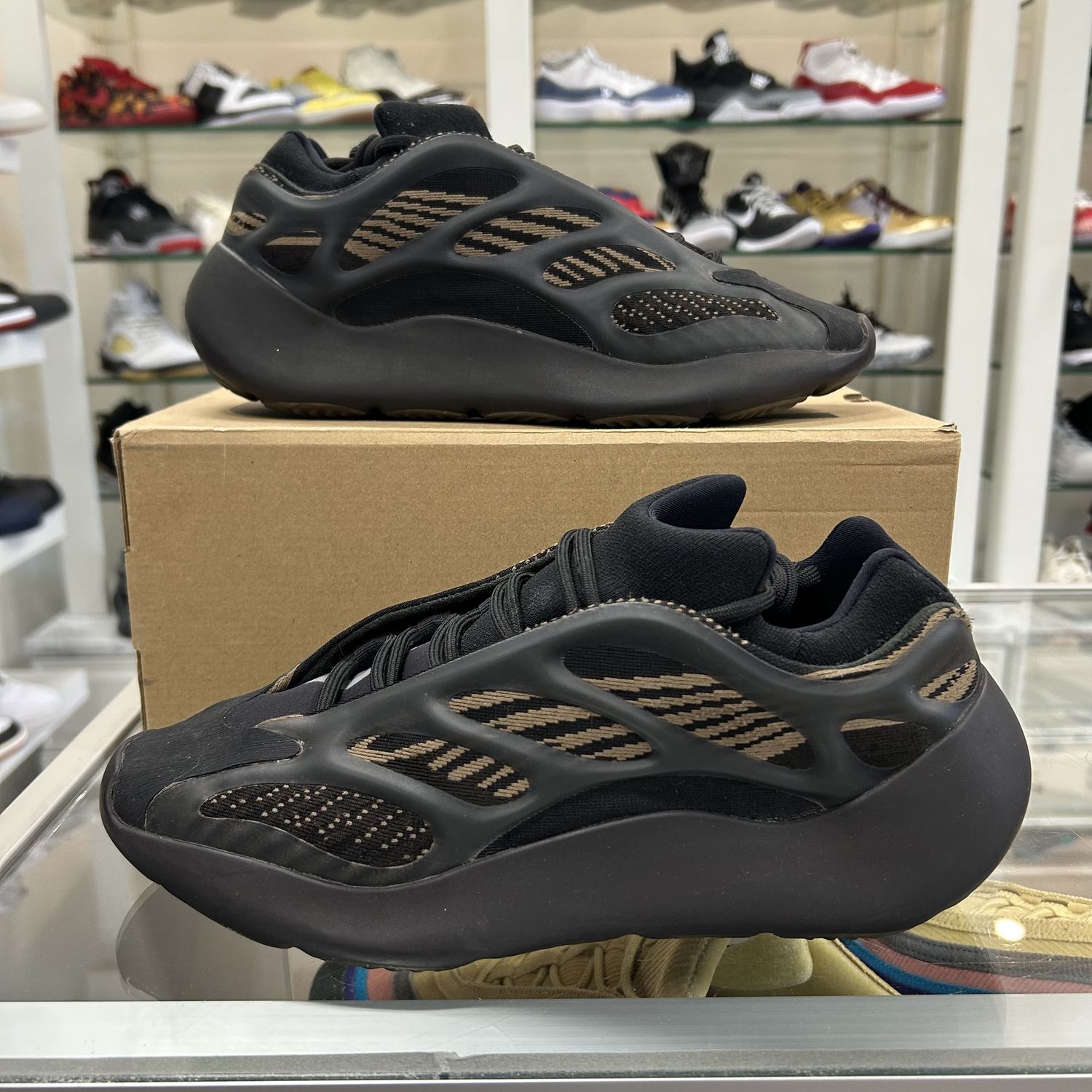 adidas Yeezy 700 V3 Clay Brown - Pre-Owned, Product Condition: Pre-Owned, Shoe Size: US M 9.5