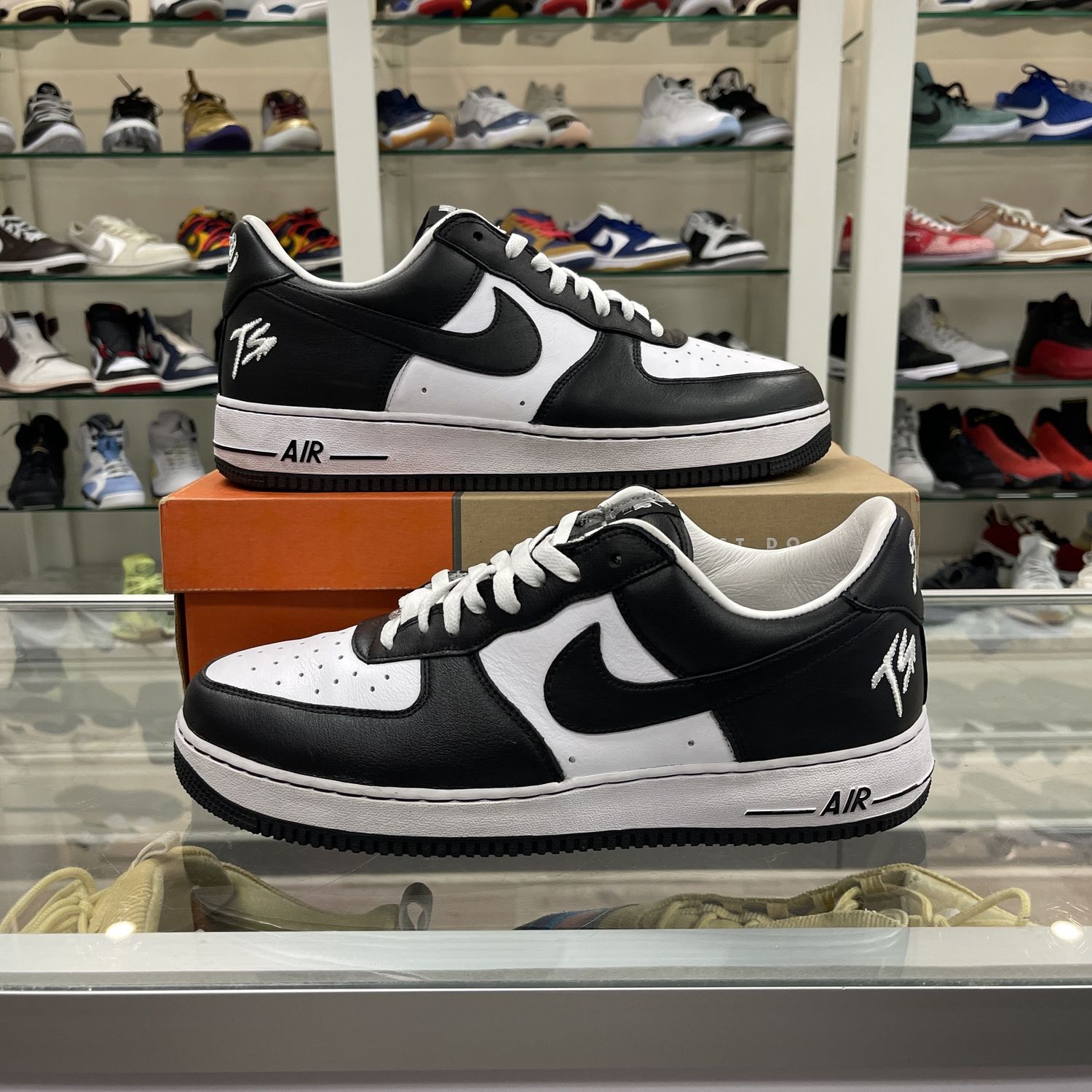 Nike Air Force 1 Low QS Terror Squad Blackout - Pre-Owned, Product Condition: Pre-Owned, Shoe Size: US M 11.5