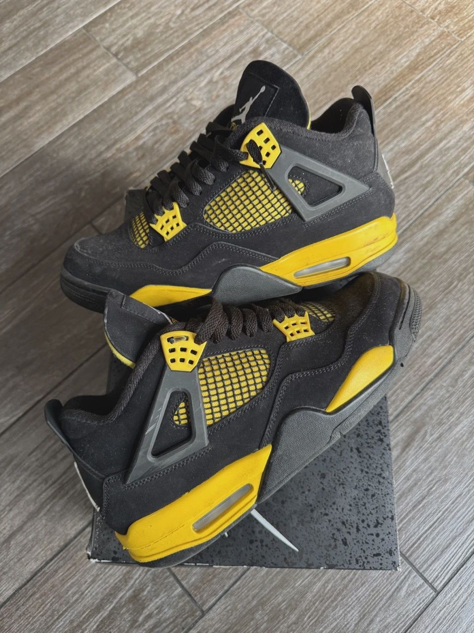 Air Jordan 4 Retro Thunder (2023) • Pre-Owned [0084]