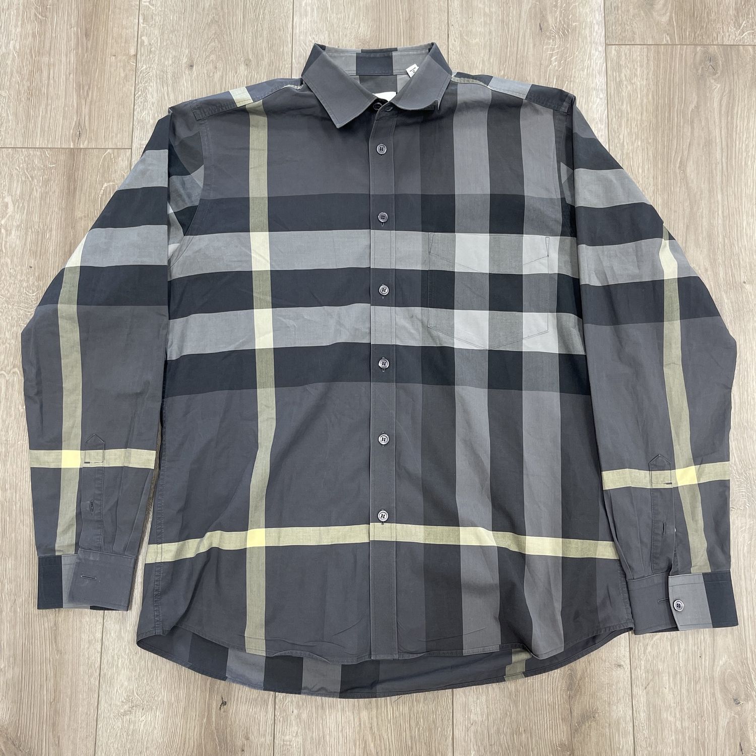 Burberry Gray Button Up Long Sleeve - Pre-Owned, Clothing Size: XL, Product Condition: Pre-Owned