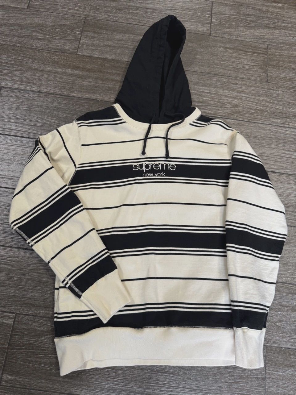 Supreme New York Stripped Hoodie size Medium • Pre-Owned [1920]