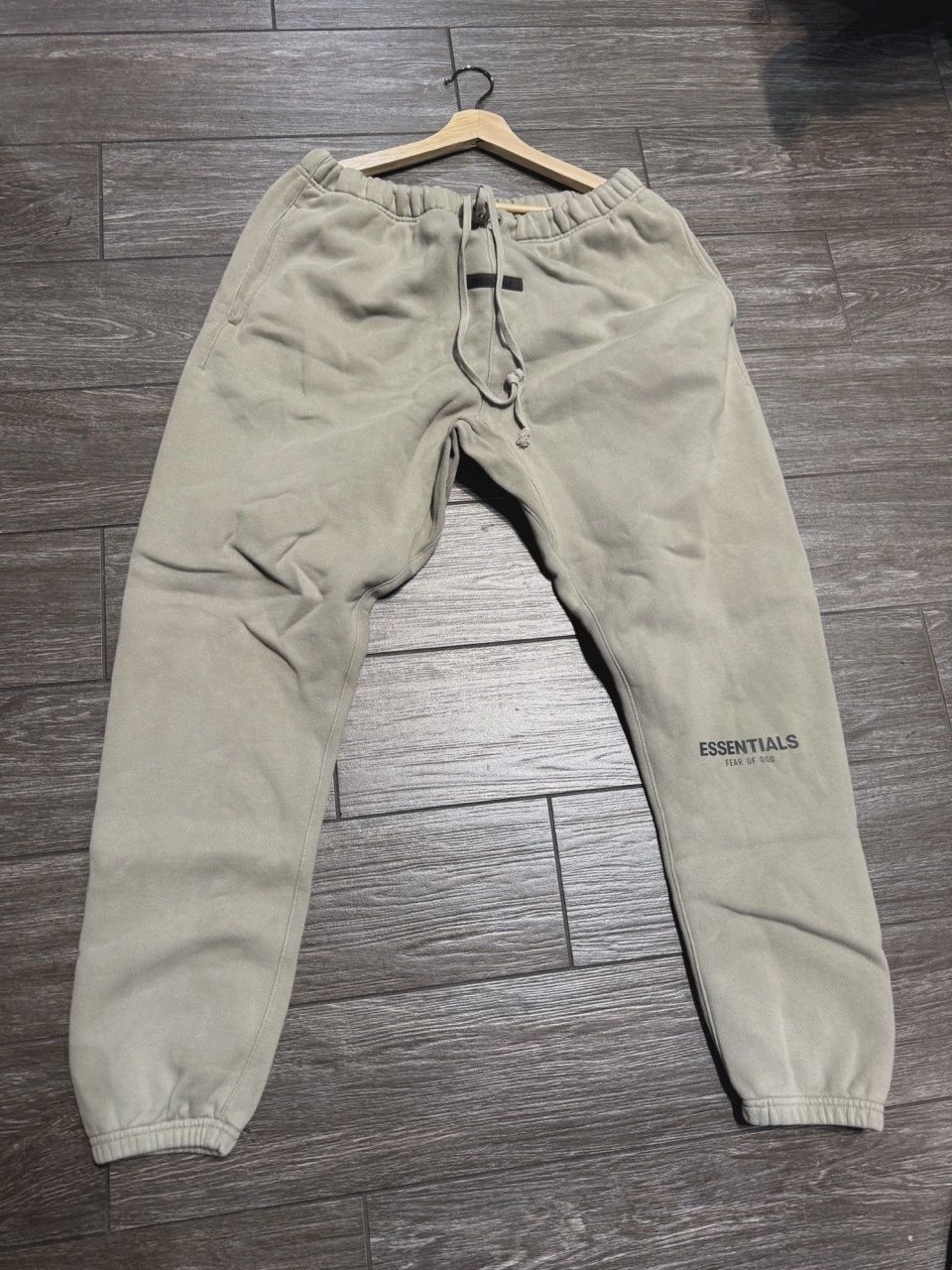 Essentials sweatpants size Large • Pre-Owned [7734]