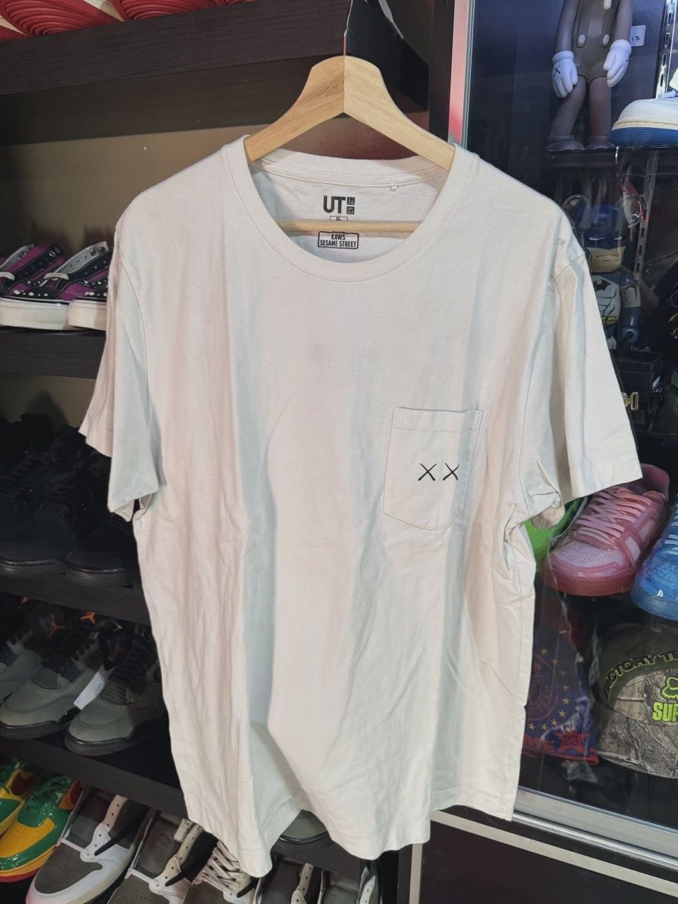 KAWS White T Shirt Sesame Street XL • Pre-Owned [6521]